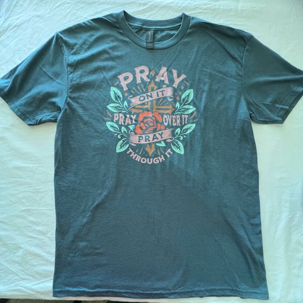 Gildan T-Shirt Men Size L Blue 60% Cotton Short Sleeve Crew Neck Print Pray